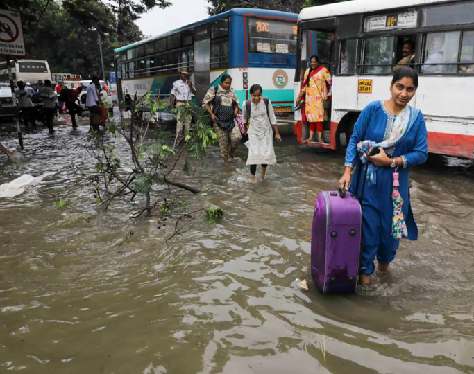 Gendered (Im)Mobilities in Flood-Prone Cities: Mapping Geographies of Mobility and Climate Injustice in Hyderabad and Kochi